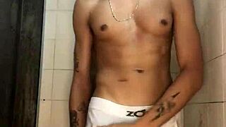 novinho do pau grosso batendo punheta no chuveiro banho