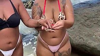 olá, somos as peludinhas fodendo gostoso na praia com muito tesão! 🌊