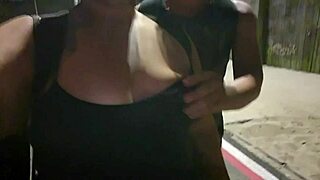 Putaria Suja na Rua! Fat Brunette Spreads for Big Cock Action!