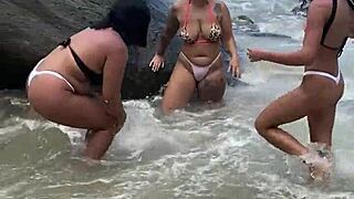 olá, somos as peludinhas fodendo gostoso na praia com muito tesão! 🌊