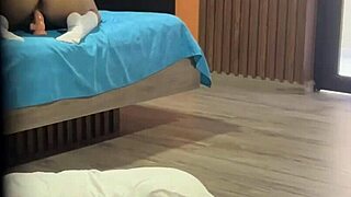 Pervert překvapí školačku v uniformě! Obří anál akce končí nepořádně!