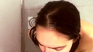 Fiz um boquete macio e quente durante o banho. Até ficar coberta de porra.