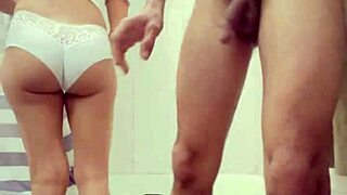 Cuerpo Perfecto de Colegiala Caliente in Tight Jeans for Interracial Action