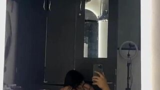 mi vecina vio el video y quiso follarme frente al espejo