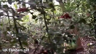 ナチュラルローズ、赤毛の彼女がソロヘアリーテーズでストッキングをフラッシュ