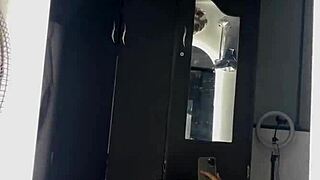 mi vecina vio el video y quiso follarme frente al espejo