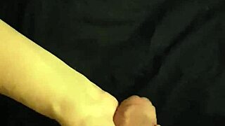 That lady's giving me an incredible glass wank session right now