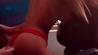 Gozei, enfiei a mão no cu da loirinha sex toy