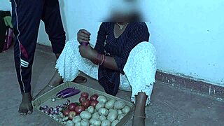 uhh, sabji wali bhabhi ke sath masti... reality sex is crazyy!