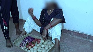 uhh, sabji wali bhabhi ke sath masti... reality sex is crazyy!