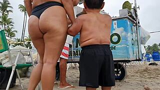 Anão mais famoso da televisão de lua de mel na praia zezinho teves e paty bumbum no brasil