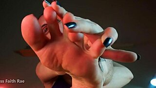 lick my sweaty armpits in this blackmail fantasy 😈