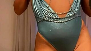 Горячая татуированная брюнетка дразнит огромным дилдо в мокром белье, сквиртит