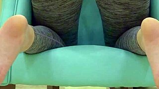 Najstnica 18+ punca draži sladkega očija s tesnimi legingami na fotosesiji