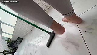 Chamei Essa Empregada Para Limpar Minha Casa Ela É Muito Safada Limpou Com O Pau Na Boca