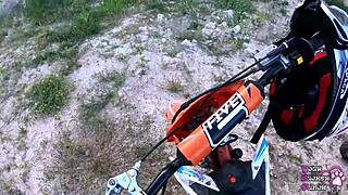 outdoor blowjob in the middle of nowhere 😏