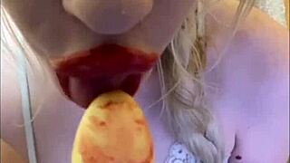 Elza Kom's sweet dance turns into a hot blowjob session