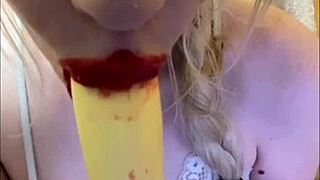 Elza Kom's sweet dance turns into a hot blowjob session