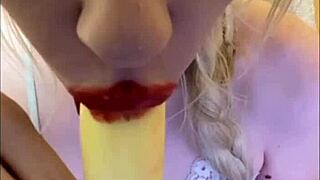 Elza Kom's sweet dance turns into a hot blowjob session