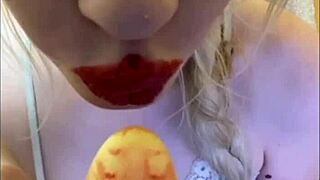 Elza Kom's sweet dance turns into a hot blowjob session