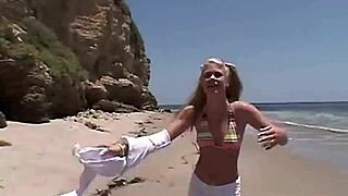 hey, little summer flashing tits and pussy at the beach! 🏖️