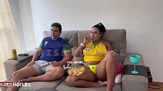 Fui Uma Puta Safada Durante o Jogo do Brasil com Boobs à Mostra
