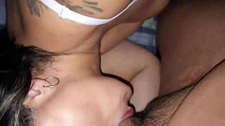 Encuentro a la mama de mi mejor amigo en la cama pt1