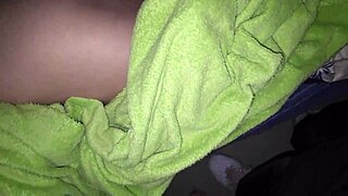 Encuentro a la mama de mi mejor amigo en la cama pt1