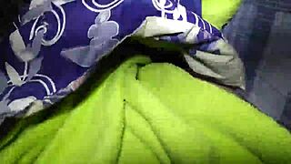 Encuentro a la mama de mi mejor amigo en la cama pt1