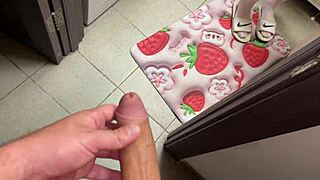 Man, jerking off watching stepmom in the bathroom! 😳