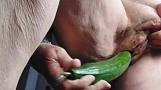 Бабушка дразнит волосатую щель огурцом на кухне