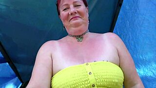 Дешевая киви MILF трейлеры откровенно выставляются на публике в парке отдыха