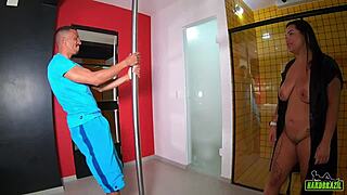 Местиза с большой жопой липнет к железному стволу - Анжел Такемura