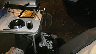 Odpadlíková Kiwi MILF v prívese otvorene exhibuje na kempe