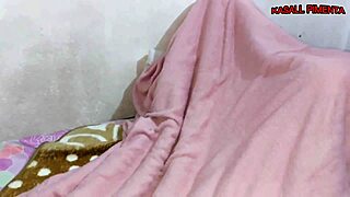 Isso que acontece quando meia-irmã assiste porno, buceta fica piscando, branquinha não resiste, bate uma punheta e pede para fuder gostoso até sua buceta gozar.