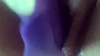 Jutarnje jebanje posle kreme pi u mokroj pički sa dildom na nemačkom web četu solo.