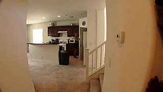 Busty MILF Mellanie Monroe zakucana u kuhinji i na stepenicama od crnog pastorka