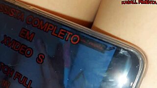 Isso que acontece quando meia-irmã assiste porno, buceta fica piscando, branquinha não resiste, bate uma punheta e pede para fuder gostoso até sua buceta gozar.