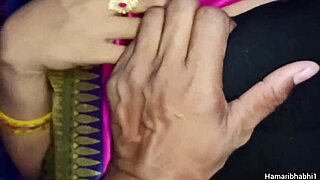 Indická desi bhabhi sex rozproudí hluboké touhy a syrovou vášeň v každém intenzivním momentu. Nemůžu od toho divoký spojení odtrhnout oči!