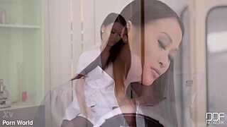 Topuklularındaki Asyalı güzeli derin anal sikiş eylemi