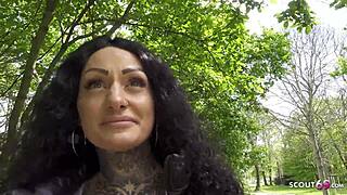 Германски скаут дава на големи цици татуирана модел Миа Ру първи анал секс на кастинг за пикап