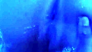 mostrando o cuzinho na banheira do motel