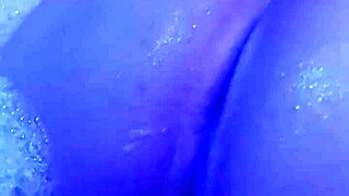 mostrando o cuzinho na banheira do motel