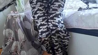 elza kom shows off nylon tights in bedroom fetish