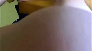 la estudiante de intercambio se queda en el apartamento de su tutor y siente atracción por él, aunque es profesional.