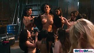 Сила не в кулаках, а в больших сиськах и пизде