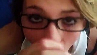 She gives a BOQUETE and gets FACIAL