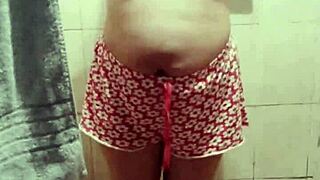 auroraestelar pees and masturbates her pussy while bathing at home