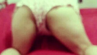 auroraestelar pees and masturbates her pussy while bathing at home