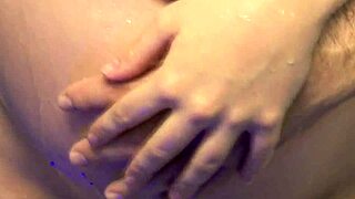 Noseča nemška dama uživa v vročem seksu v prhi s partnerjem